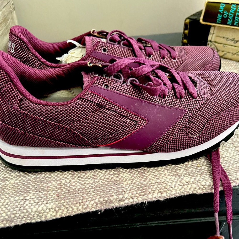 NWOB Brooks casual sneakers